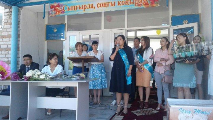 Мектебімзге 2008 жылғы түлектер  21000 (жиырма бір мың) теңге  тұратын картинаны сыйға тартты