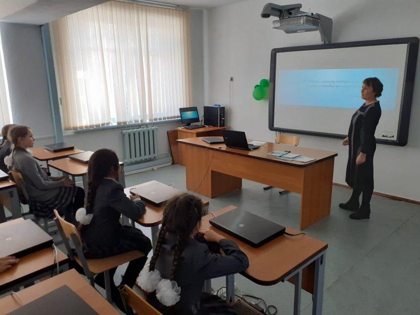№11 Тайыр Тастандиев орта мектебінде Қазақстан Республикасының Тұңғыш Президенті - Елбасы кітапханасының қоры ұсынған "Өзгерістер қуаты", "Қазақстан патриоты"деректер фильмдерін 1-11 сынып оқушыларына сынып жетекшілері көрсету үстінде!!